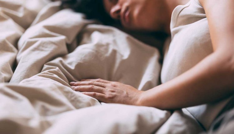 Vrouw ligt ontspannen in bed