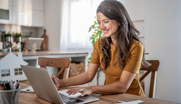 Taxateur aan het werk achter laptop