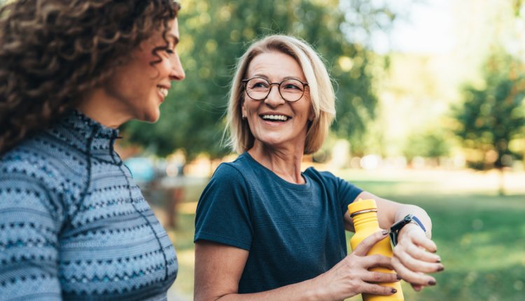 oudere vrouw wandelt met dochter