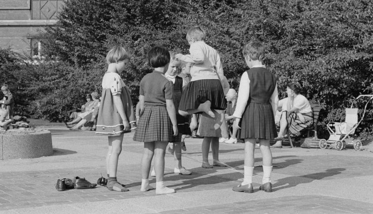 Koninklijke familie Sport Aan boord Nostalgie: deze spelletjes deden we vroeger buiten | PlusOnline