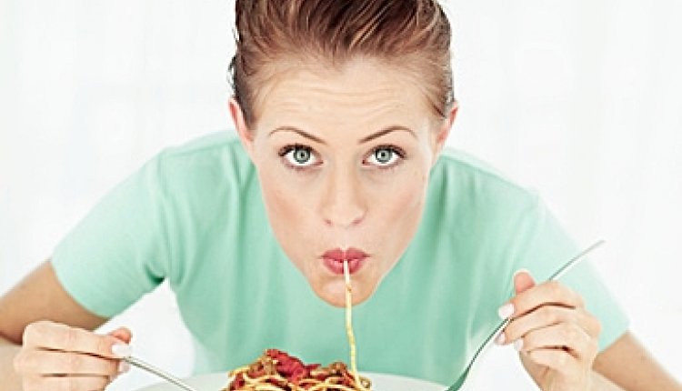 Vrouw eet pasta