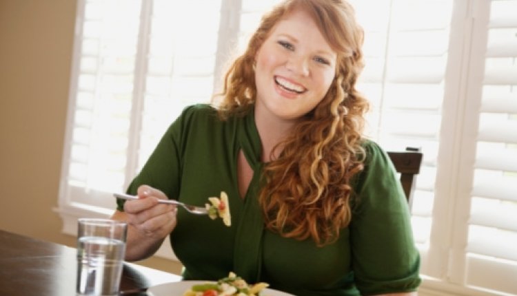 Vrouw eet pasta