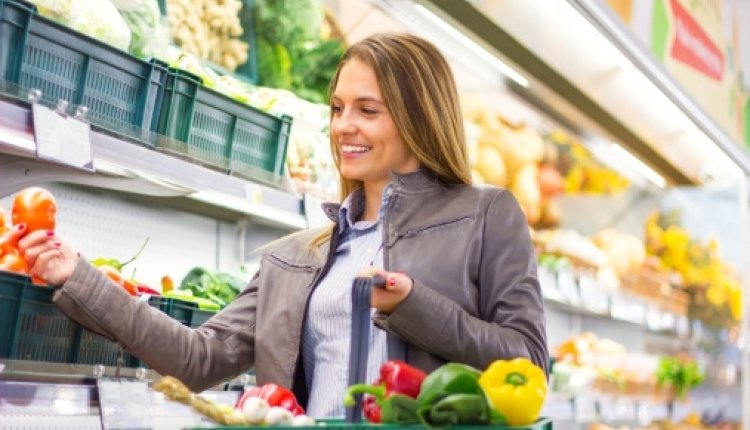 Vrouw in supermarkt