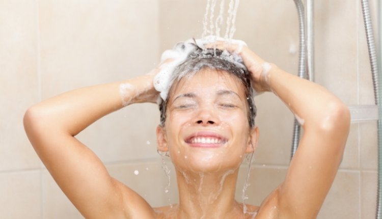 Haarwassen vrouw