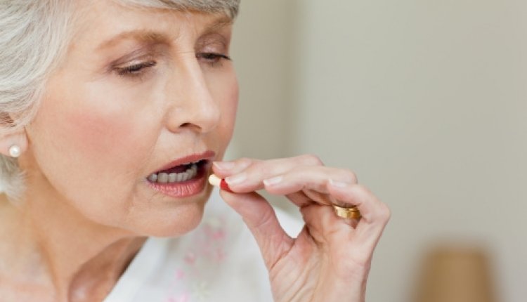 Vrouw slikt pil senior