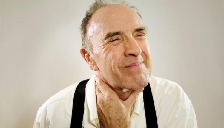 Keelpijn senior man