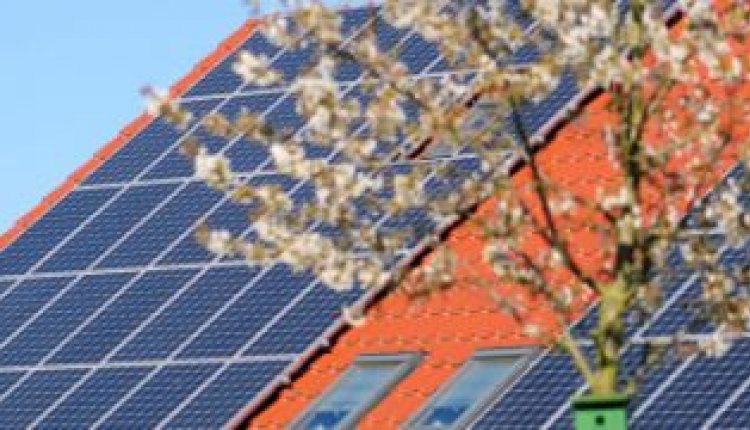 3471441-Zonnepaneel-maakt-huis-aantrekkelijker