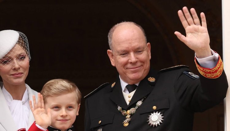 Prins Jacques met vader mee naar postzegeltentoonstelling