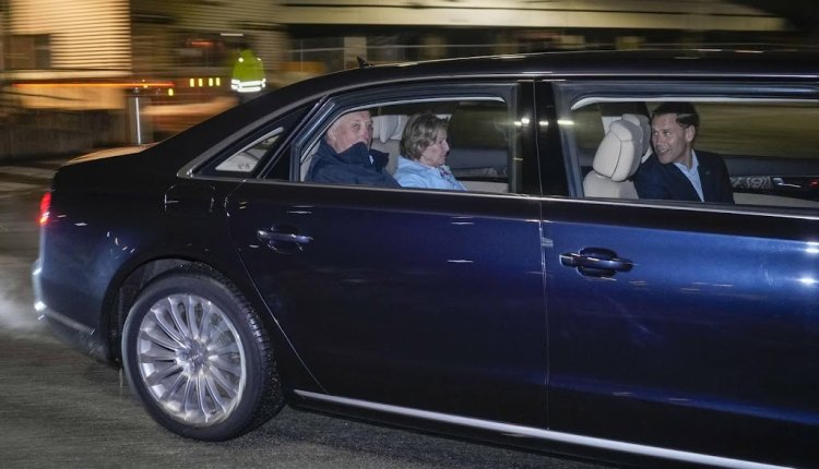 Noors koningspaar de bergen in tijdens Pasen