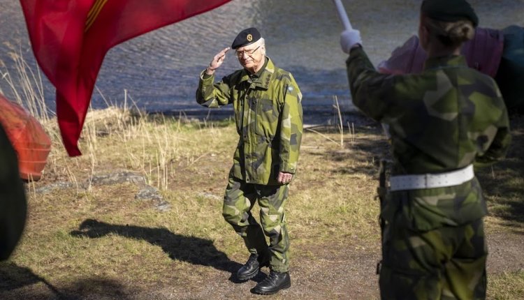 Carl Gustaf stapt aan boord van Zweeds signaalverkenningsschip