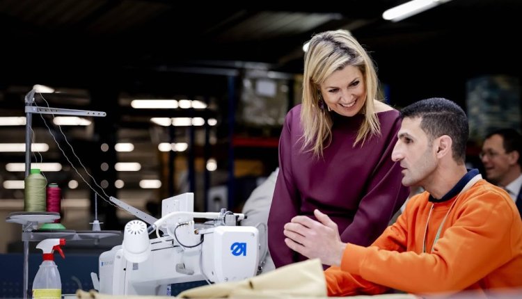 Koningin Máxima bezoekt meubelfabriek in Drenthe