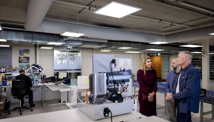 Koningin Máxima zet bezoek voort bij elektronicabedrijf in Leek