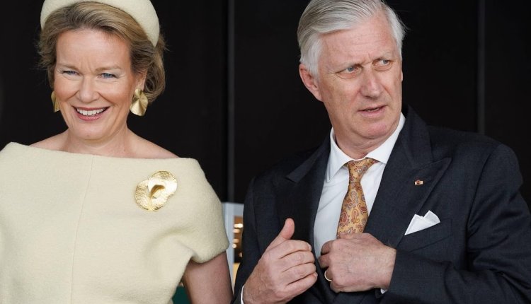 Belgisch koningspaar praat met jonge leerkrachten