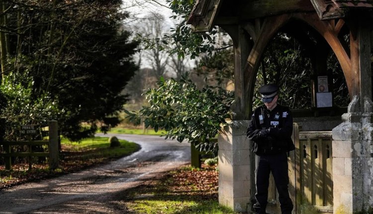 Demonstranten beklimmen hek bij woning Andrew in Norfolk