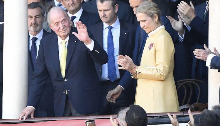 Juan Carlos geniet van stierengevecht bij bezoek aan Spanje