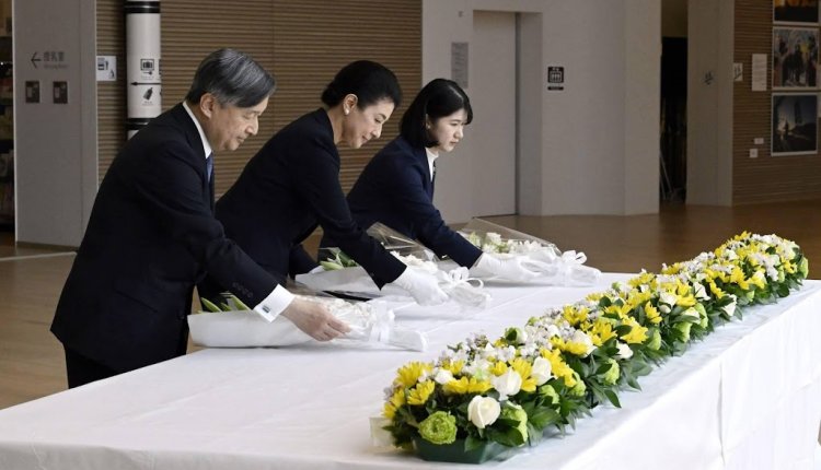 Japanse keizer brengt 15 jaar na kernramp bezoek aan Fukushima