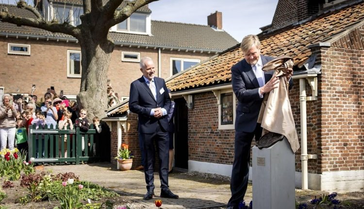 Koning onthult herdenkingszuil bij opening vernieuwd Spinozahuis 