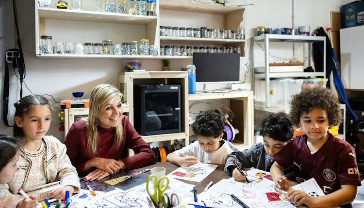 Máxima brengt bezoek aan buurthuis in Amsterdam-Noord