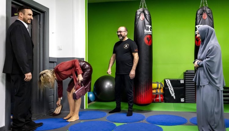 Koningin Máxima op blote voeten door sportschool van buurthuis