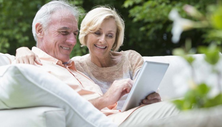 lachend op de bank met tablet