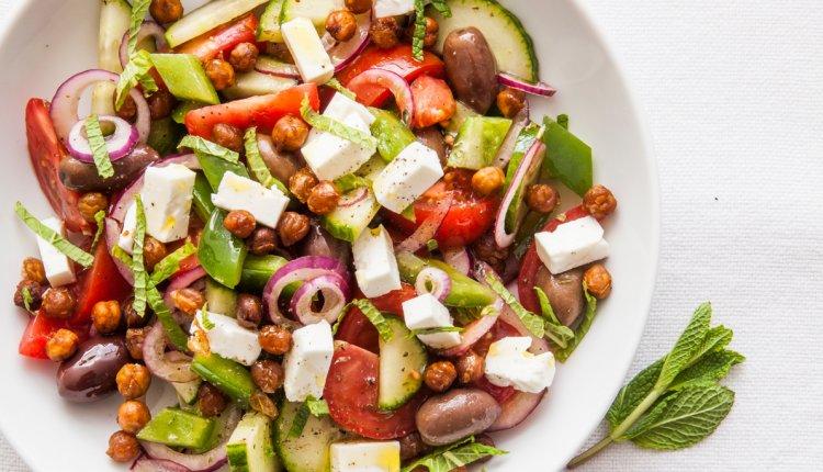 griekse salade met geroosterde kikkererwten