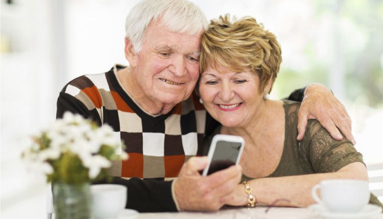 ouderen met smartphone ouderen met smartphone