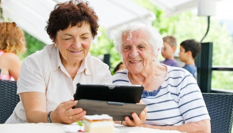ouderen met tablet ouderen met tablet