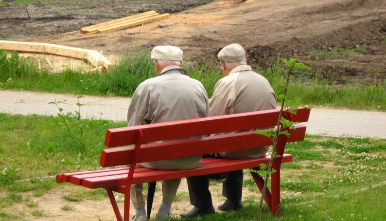 ouderen op bankje ouderen op bankje