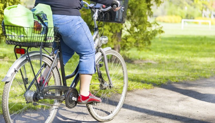 Vrouw op fiets