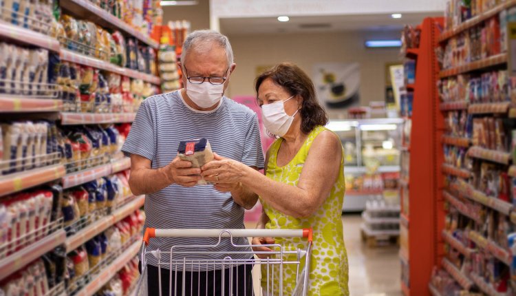 In de supermarkt met een mondkapje In de supermarkt met een mondkapje
