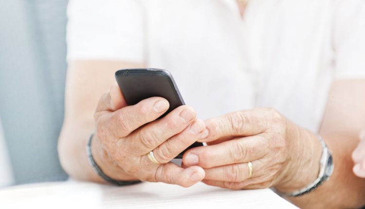 oudere met smartphone oudere met smartphone