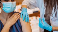Vrouw krijgt vaccinatie in bovenarm