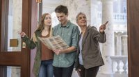 Familie op bezoek in het museum