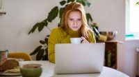 Vrouw kijkt favoriete shows op haar laptop
