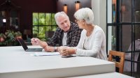 man en vrouw schrijven testament