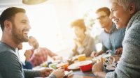 Familie vrolijk om de tafel