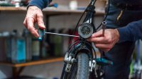 Fietsenmaker stelt fietslamp af