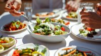 tafel vol met groentegerechten, plantaardige maaltijd