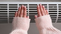 Koude handen verwarmen bij de verwarming