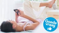Meisje in bed op haar mobiele telefoon kijkend