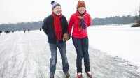 ouder stel schaatst