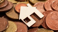 Stapel euro centen met huis sleutelhanger