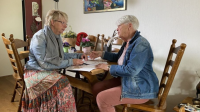 Samen aan de tafel met elkaar praten over wonen in de toekomst