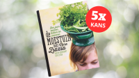 Een boek met de titel "De moestuin van Mme Zsazsa" met ondertitel "Een jaar zaaien, koken en proeven" van auteurs Dorien Knockaert en Kim Leysen, zweeft voor een wazige groene achtergrond. Een illustratie op de kaft toont een vrouw met gesloten ogen en een omgekeerde plantenpot op haar hoofd, gevuld met weelderige groene planten. In de rechterbovenhoek staat een rode cirkel met het opschrift "5x kans", wat suggereert dat het boek deel kan uitmaken van een promotie of weggeefactie.