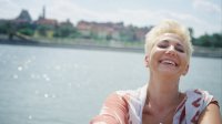 Aantrekkelijke Nederlandse blanke vrouw aan het water, volle zonneschijn