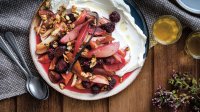 Zoete labneh met ovengebakken herfstfruit