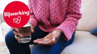 vrouw slikt supplement