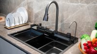 Kokendwaterkraan in de keuken, afwas is gedaan