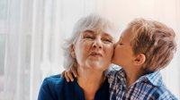 Oma krijgt klapzoen op wang van kleinzoon
