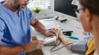 Arts controleert de bloeddruk van een patiënt
